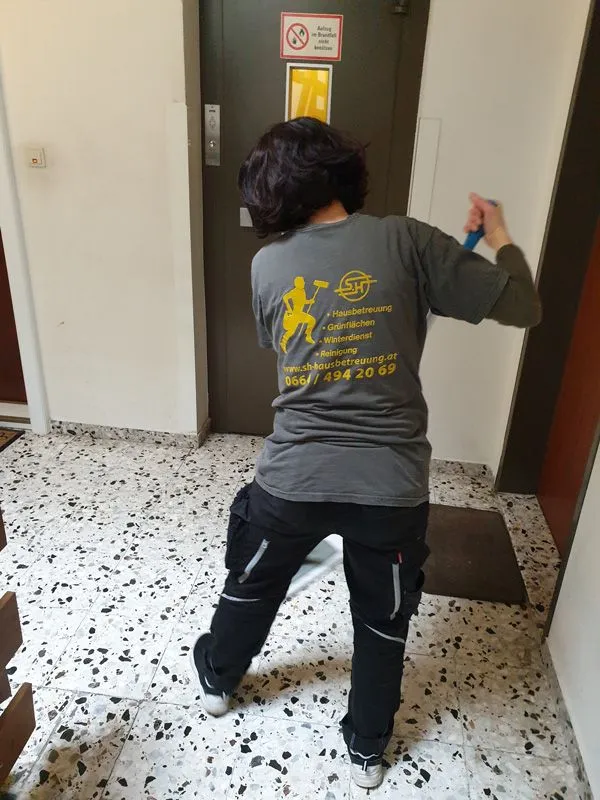 Reinigung einer Wohnungstür im Stiegenhaus durch SH Hausbetreuung